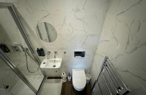 Southgate Luxury Apartments-Jaquzzi Bath-Private Parking- suitable for contractors - Foto 60