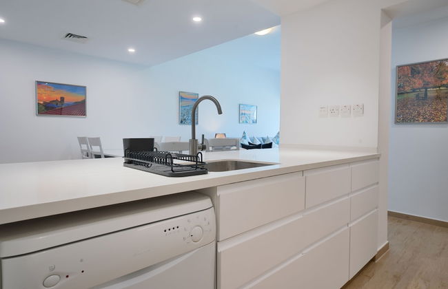 Luxurious Apt with Balcony The Greens Dubai - Photo 7