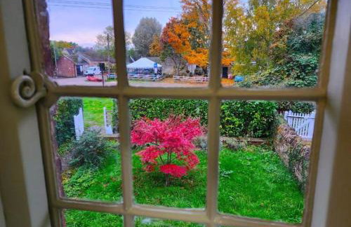 Swan Cottage 2-Bedroom-Netflix-Parking-Nature-Canal - Photo 25