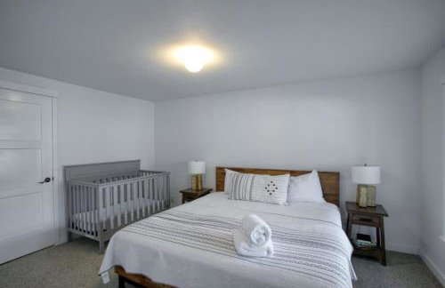 Twin Lakes Waterfront Retreat with Private Dock Fire Pit And Family Friendly Space - Foto 35