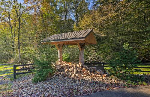 Rustic Dundee Log Cabin with Hot Tub and Forest Views! - Foto 13
