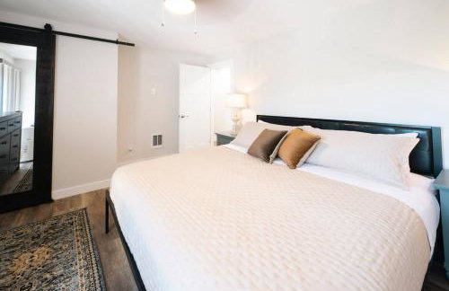 Quiet Creekside Walk to Downtown - Foto 14