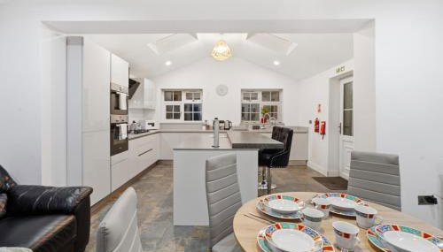 Spacious Modern 4BR Home 2 Luxury Bathrooms Private Parking Near M54, M6, JLR & WV1 - Foto 2