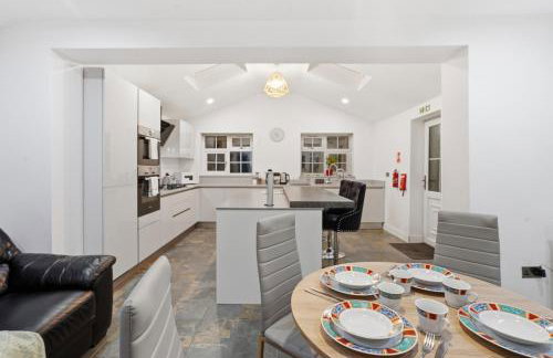 Spacious Modern 4BR Home 2 Luxury Bathrooms Private Parking Near M54, M6, JLR & WV1 - Foto 2