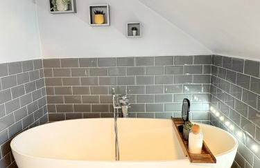 Marlow Family Retreat, Short Stroll into Town - Photo 16