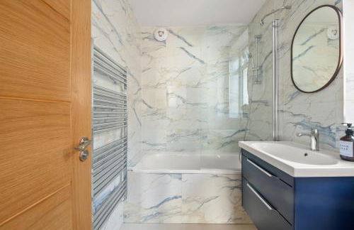 Stylish Flat I Sleeps 6 I With Parking - Photo 5