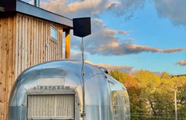 Secluded Private Retreat with Cabin & Vintage Airstream - Foto 1