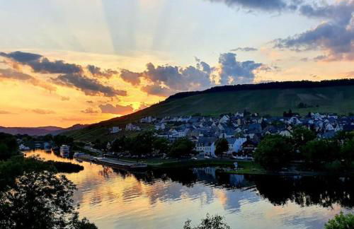 Elegant Apartment with Direct River View, Balcony and Parking in Bernkastel-Kues - Photo 46