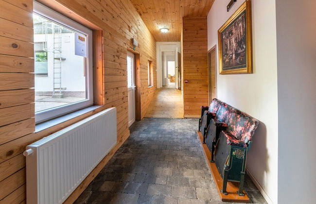 Mansion With Pool & Bar - Photo 30