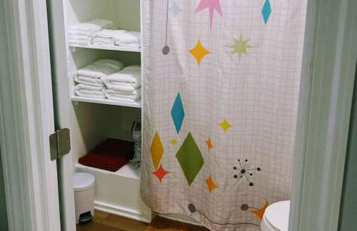 Kitchen, Laundry & Fenced Yard - Foto 4