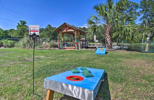 Waterfront Midway Home with Sunroom and Large Yard - Foto 1