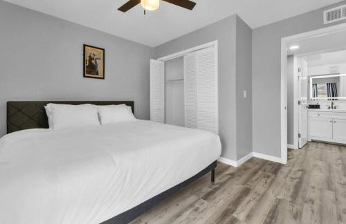 Cozy 2BR Escape close to Dining and Nightlife with WiFi - Foto 9