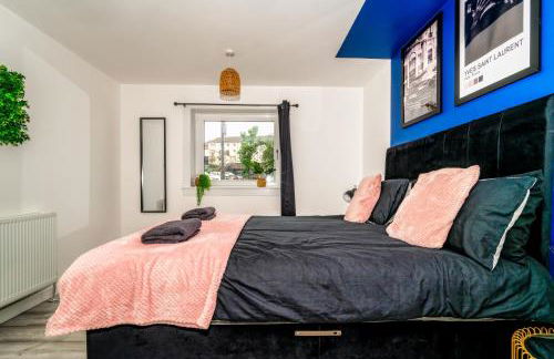 Sleek and Stylish 3 Bed in Greenock - Sleeps 8 - Photo 12