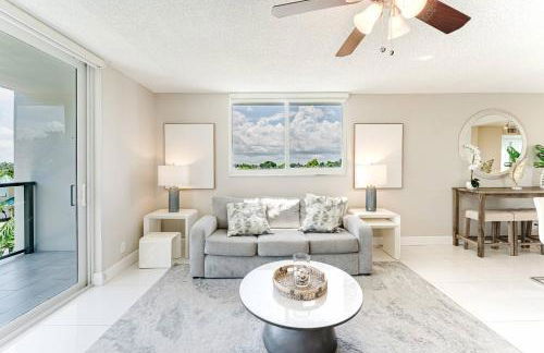 Across from Beach | Balcony • Pool • Parking • 2BR - Foto 7