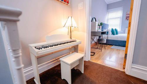 3BR 2Bath Home with Hot Tub Games Room By Stadium with Fast WiFi & Free Parking - Foto 5