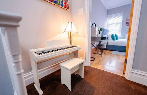 3BR 2Bath Home with Hot Tub Games Room By Stadium with Fast WiFi & Free Parking - Foto 5