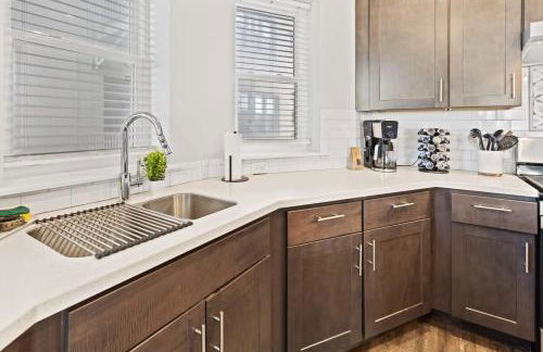 Modern 4BR 2BA Apt Steps to the Beach Open Living - Foto 9