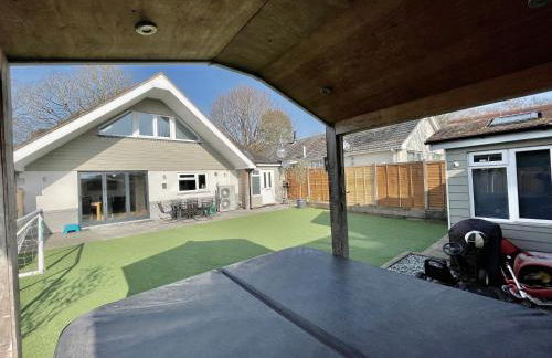 Luxury Pamper Home Hot Tub & Sauna Ladies Retreat - Photo 1