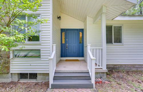 Charming Swan Lake Apartment with Deck! - Foto 29