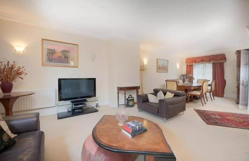 Spacious 2-bedroom Townhouse with Garden & Patio - Foto 6