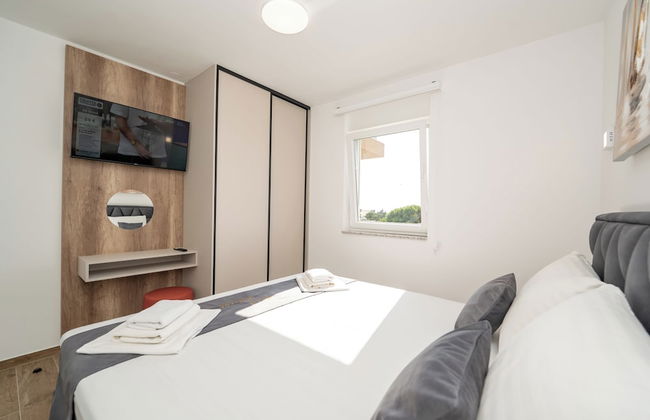 Poolside Hideout Apartments - Photo 15