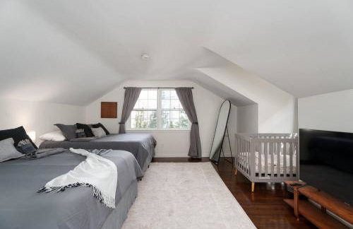 Exclusive Lux Home Near Town • Game Rm • Gym • 4BR - Photo 44