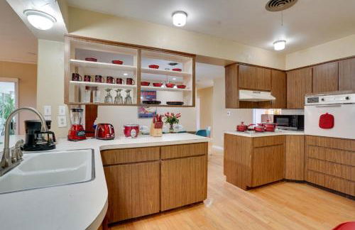 Charming Mid-Century House - Just Steps to Lake! - Foto 8