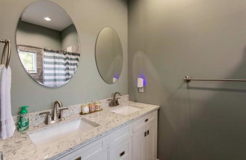 3BR House By Lake with BBQ Fire Pit & EV Charger - Foto 21