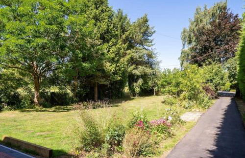 Spacious Cotswolds House Garden with Hot Tub - Foto 28