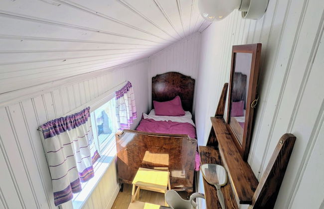 Bright and Spacious Living in Historic Building - Photo 7