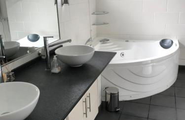 Villa with Heated Pool and Jacuzzi close to Puerto Banus and Beach - Photo 15