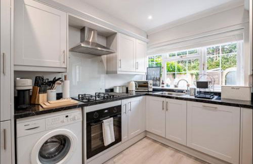 Modern Coastal Retreat, HotTub, Fire Pit, Pets welcome - Photo 8