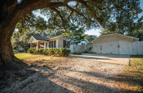 Gulf Coast Craftsman - Cozy, Charming & Central! - Foto 1