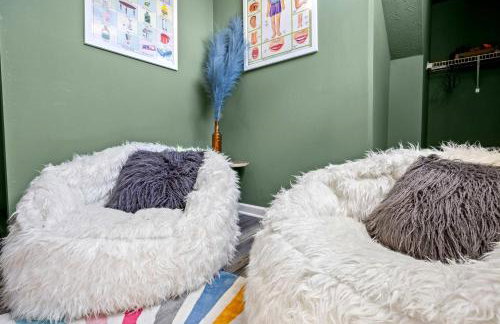 Cozy Downtown Stay w Private Backyard & Parking - Foto 34