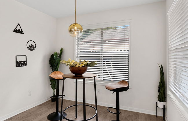 High End Home w Pool Hot Tub Gameroom - Photo 49