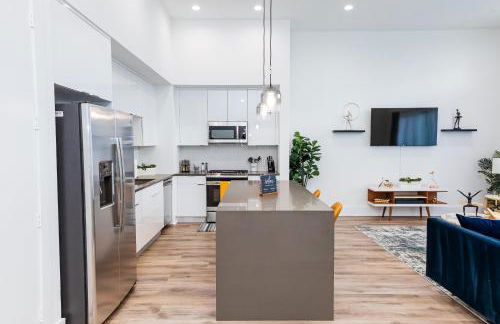 Beautifully Decorated, Modern Downtown Houston Home - Photo 11