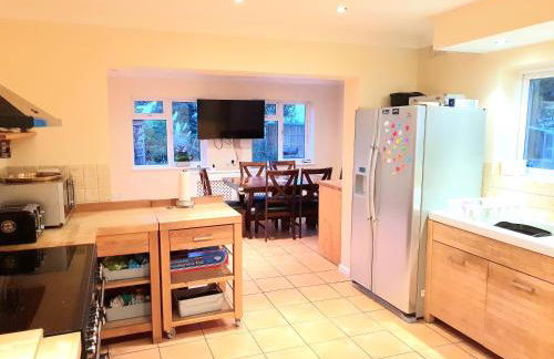 Specious 3bed property with parking & large garden - Foto 6