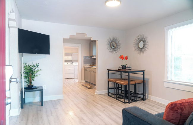 Hot Tub Home With Commercial Parking - Photo 3