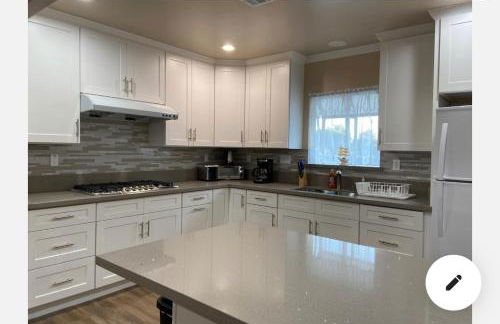 New! Cozy Gated 3BR, 2BA Vacation Home - Foto 1