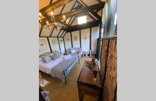 Windsor/Ascot/Bracknell beautiful barn - Photo 1