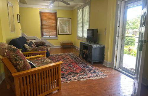 Unique Eastport Bungalow w Yard - Foto 6