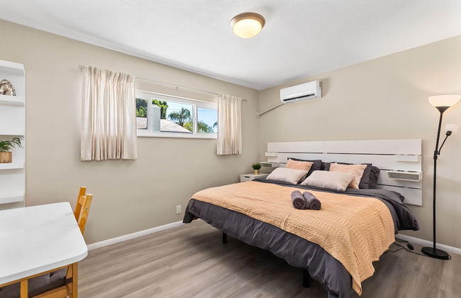 Modern Retreat With Spacious Yard Cozy Interiors - Foto 23