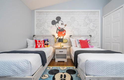 Magical 5-Bedroom Retreat w/ Pool, 3 Ensuite Bedrooms, Near Disney, and Internet! - Foto 13