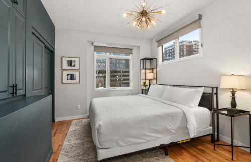 Walkable Rooftop Retreat 2BR, Workspace & BBQ - Foto 3