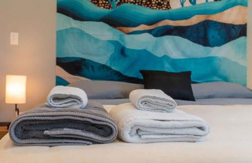 Oak Manor - Chic & Stylish 2BR Apartment Retreat - Photo 26