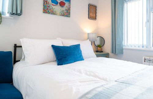 The Little Blue House by Sheppey Stays -Cosy 2BR Blue House - Near Docks with Parking - Foto 25