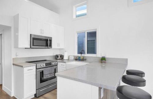 Tiny Home on Waterfront, Bay Views, Deck, Pool - Photo 6