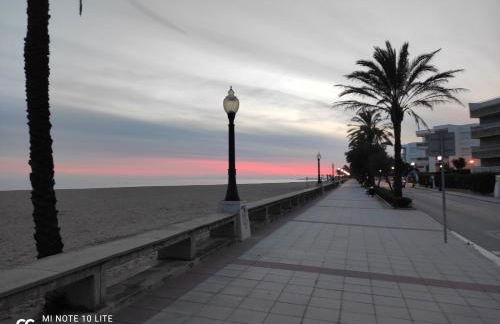 Near beaches large private patio, aircon & community pool - Foto 18