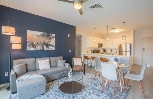 Modern 2BD DT - Balcony, Gym, W-D, Parking - Sleeps 8 - Photo 23