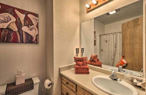 Downtown Red River Retreat with Mtn Views and Yard - Foto 17